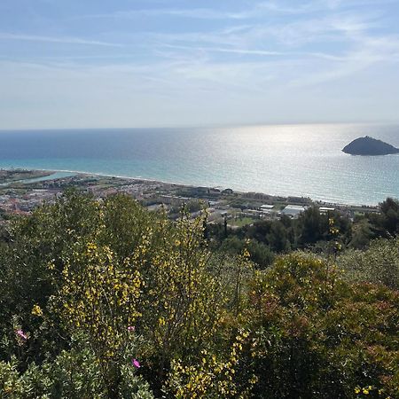 Nicoletta Rivieraholiday Albenga Bagian luar foto
