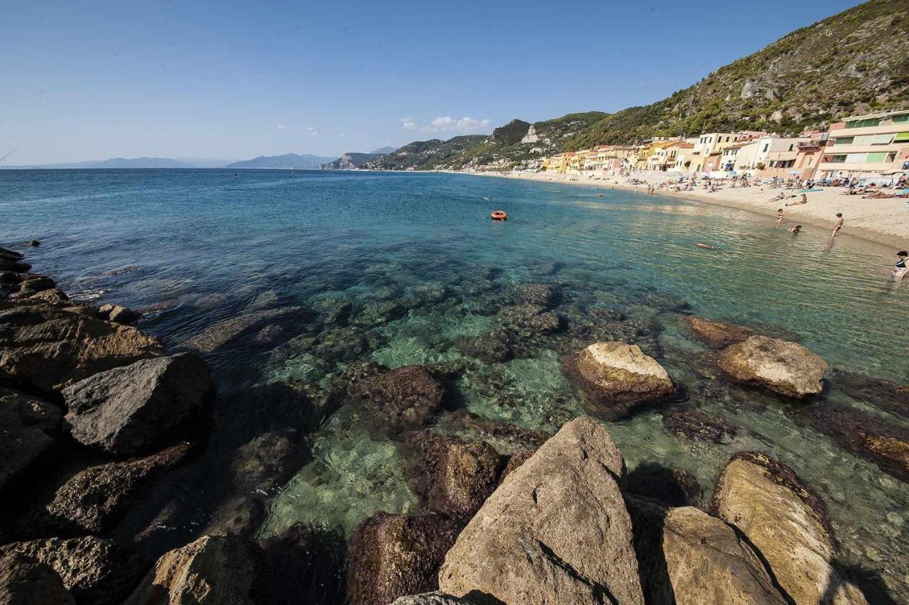 Nicoletta Rivieraholiday Albenga Bagian luar foto