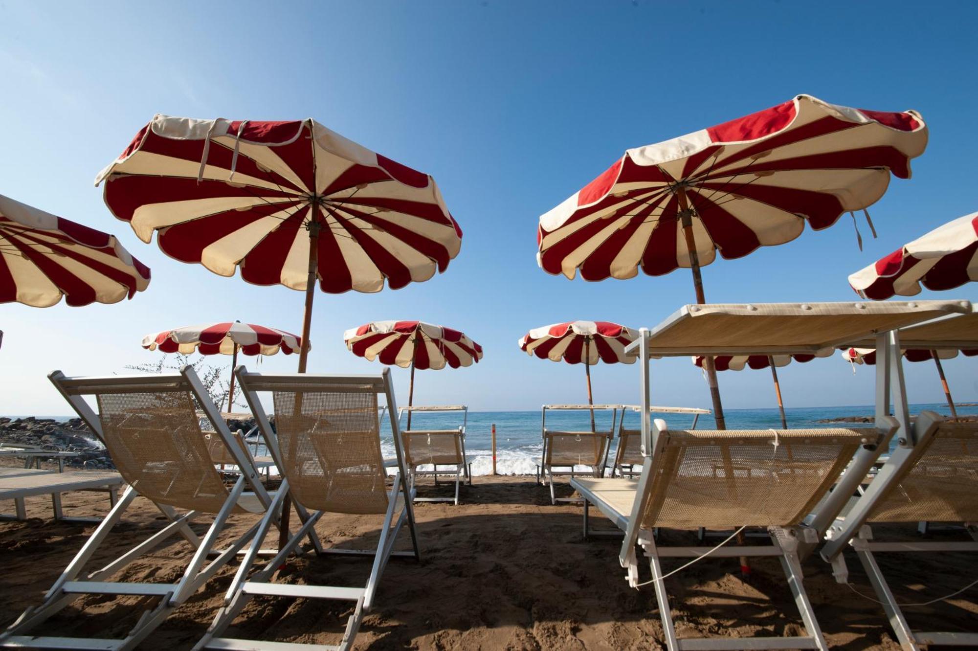 Nicoletta Rivieraholiday Albenga Bagian luar foto